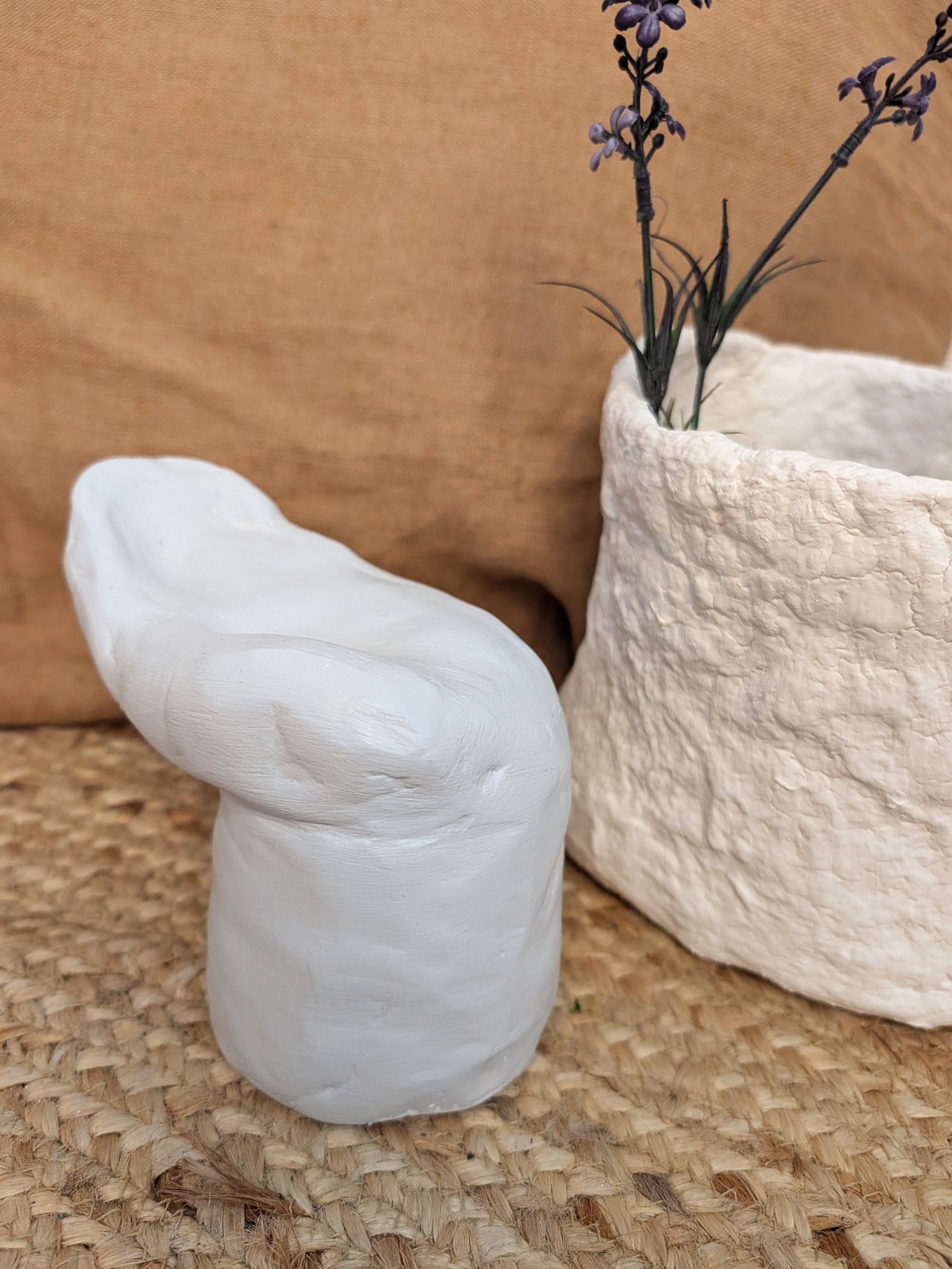 Moderne Hand - Figur aus Gips - kleine Dekofigur für stilvolle Wohnakzente - selfmade