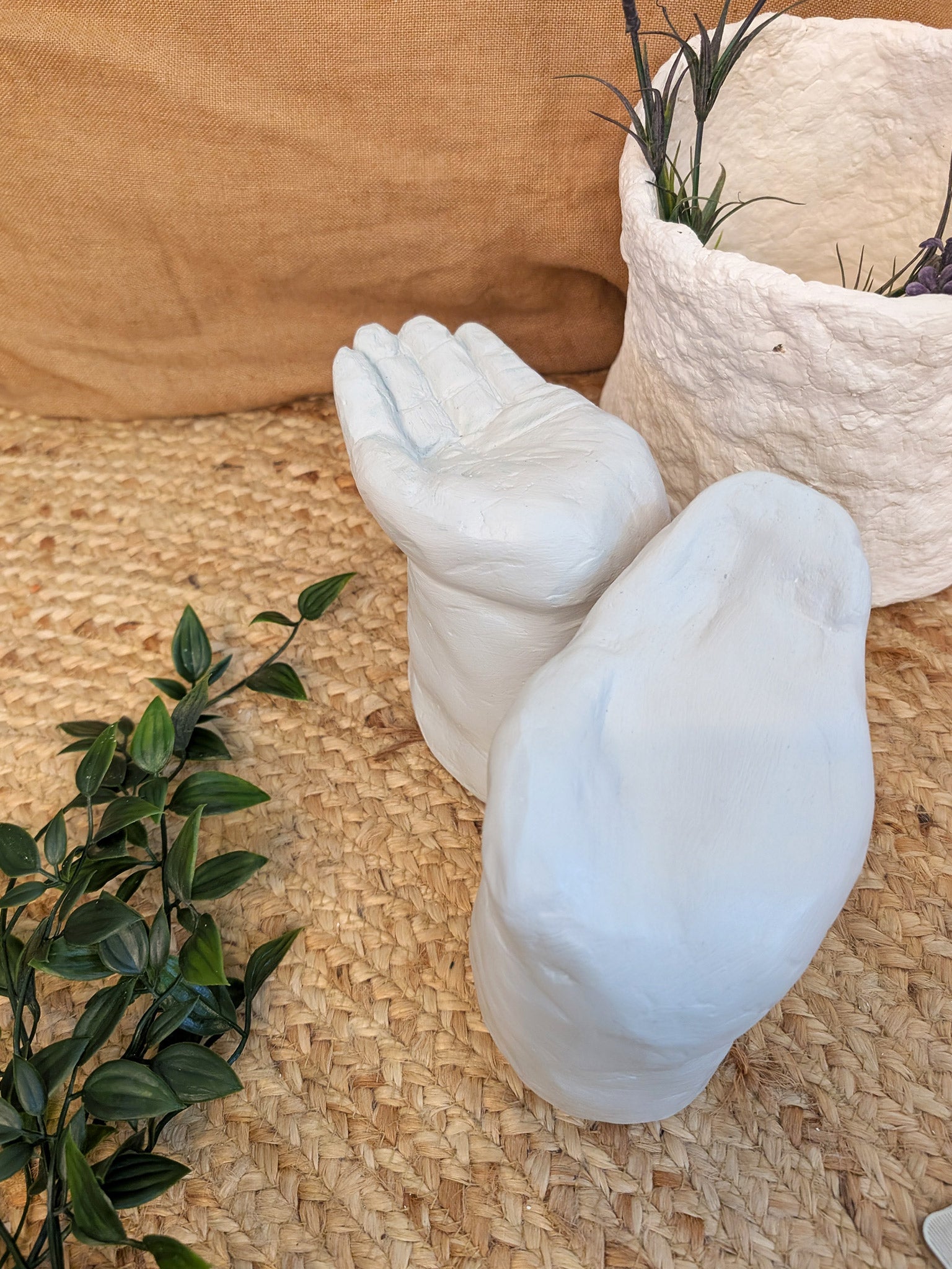 Moderne Hand - Figur aus Gips - kleine Dekofigur für stilvolle Wohnakzente - selfmade