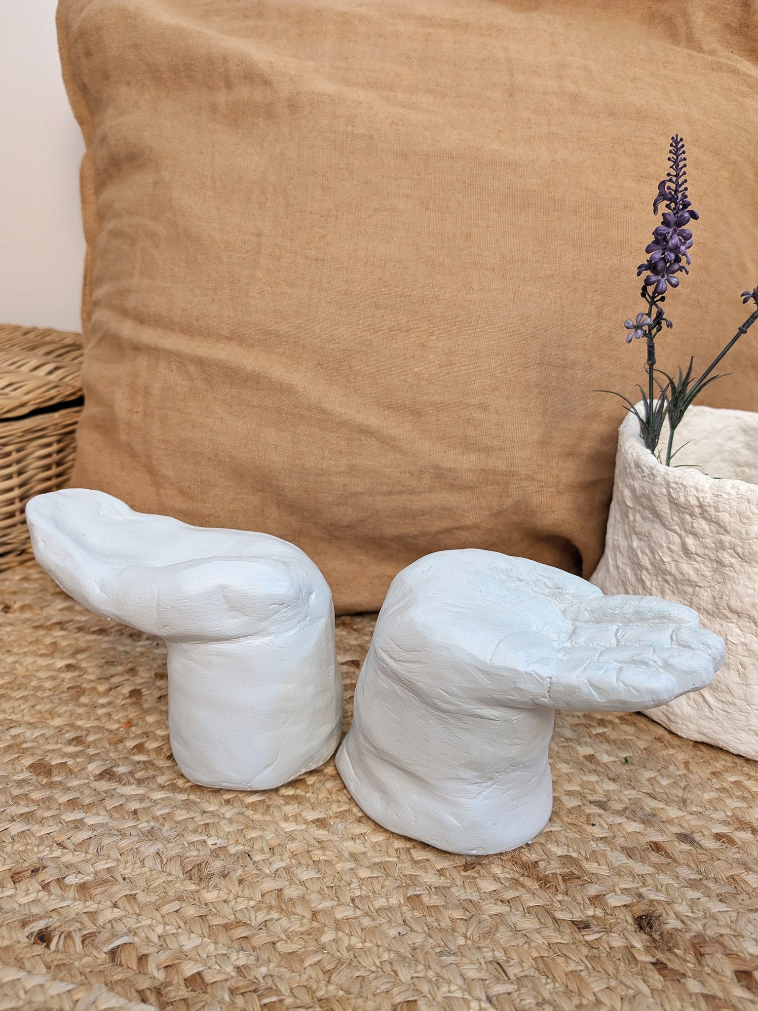 Moderne Hand - Figur aus Gips - kleine Dekofigur für stilvolle Wohnakzente - selfmade