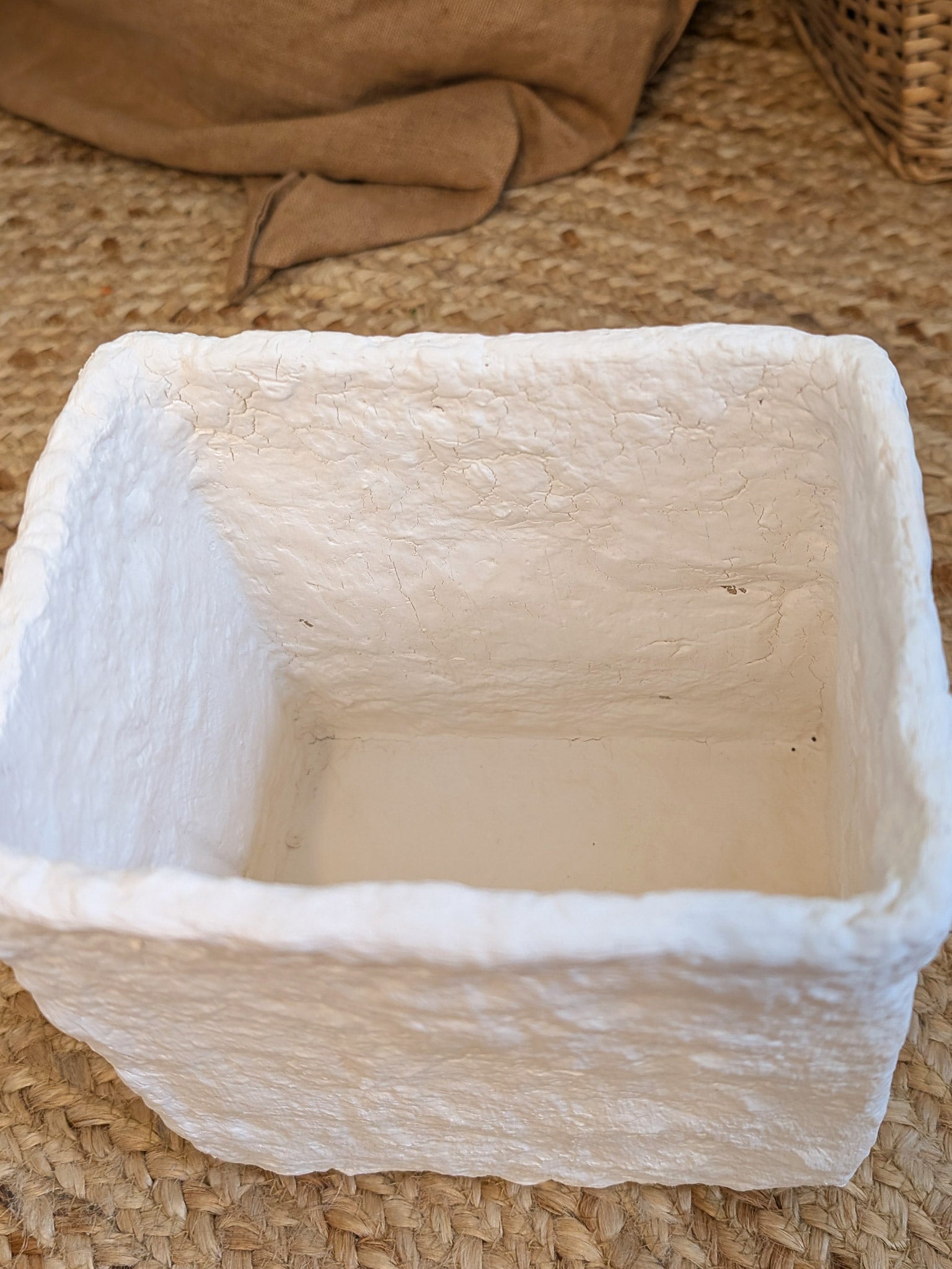 Papiermaché Vase - quadratisch - handgemachte Statement - Deko im Boho Stil - beige