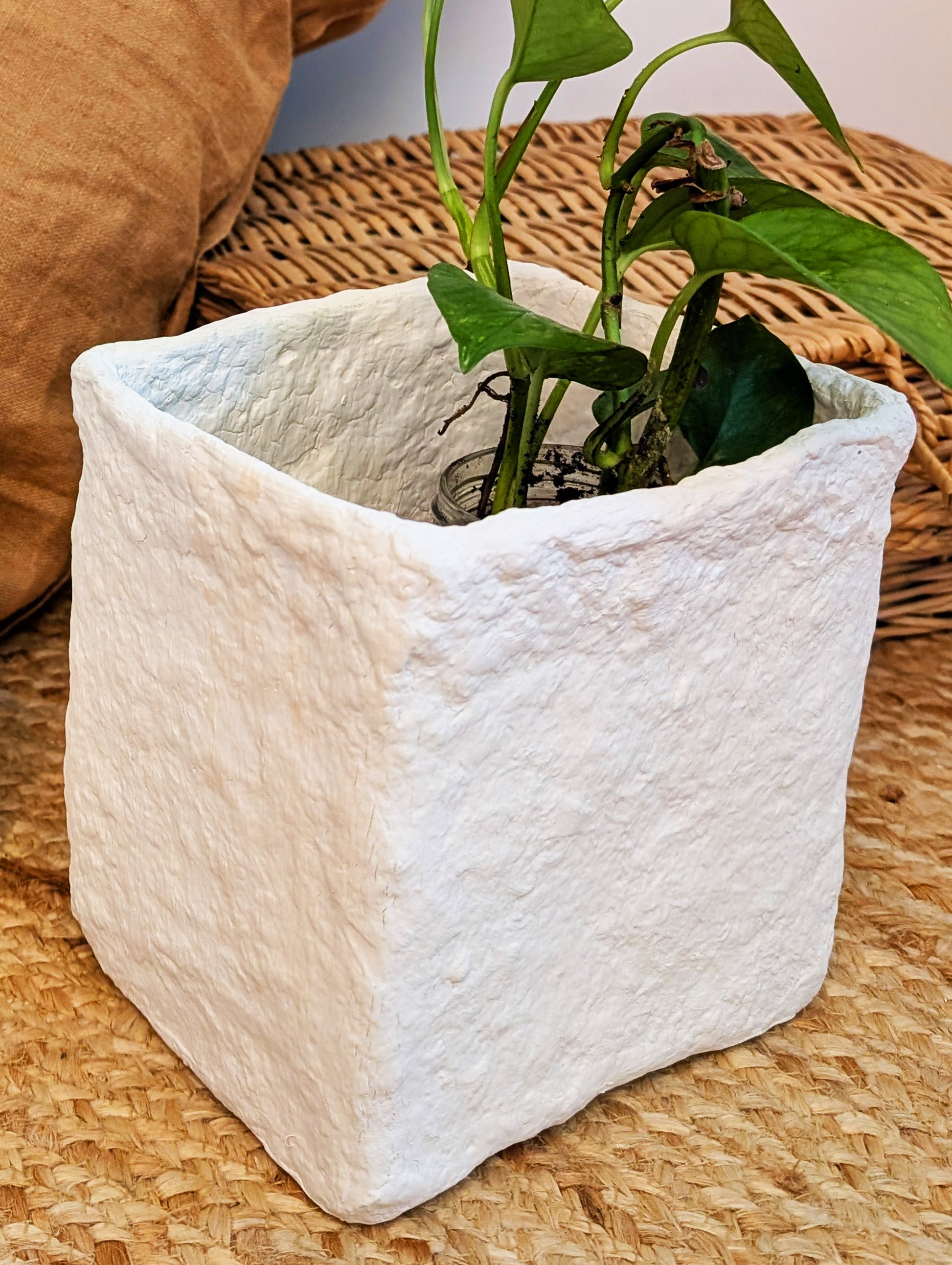 Papiermaché Vase - quadratisch - handgemachte Statement - Deko im Boho Stil - beige