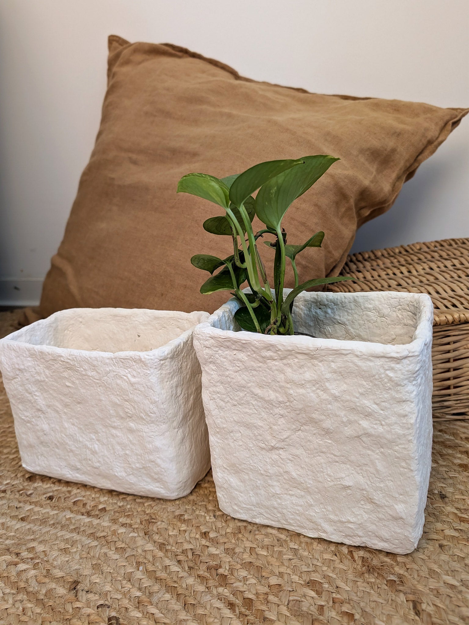 Papiermaché Vase - quadratisch - handgemachte Statement - Deko im Boho Stil - beige