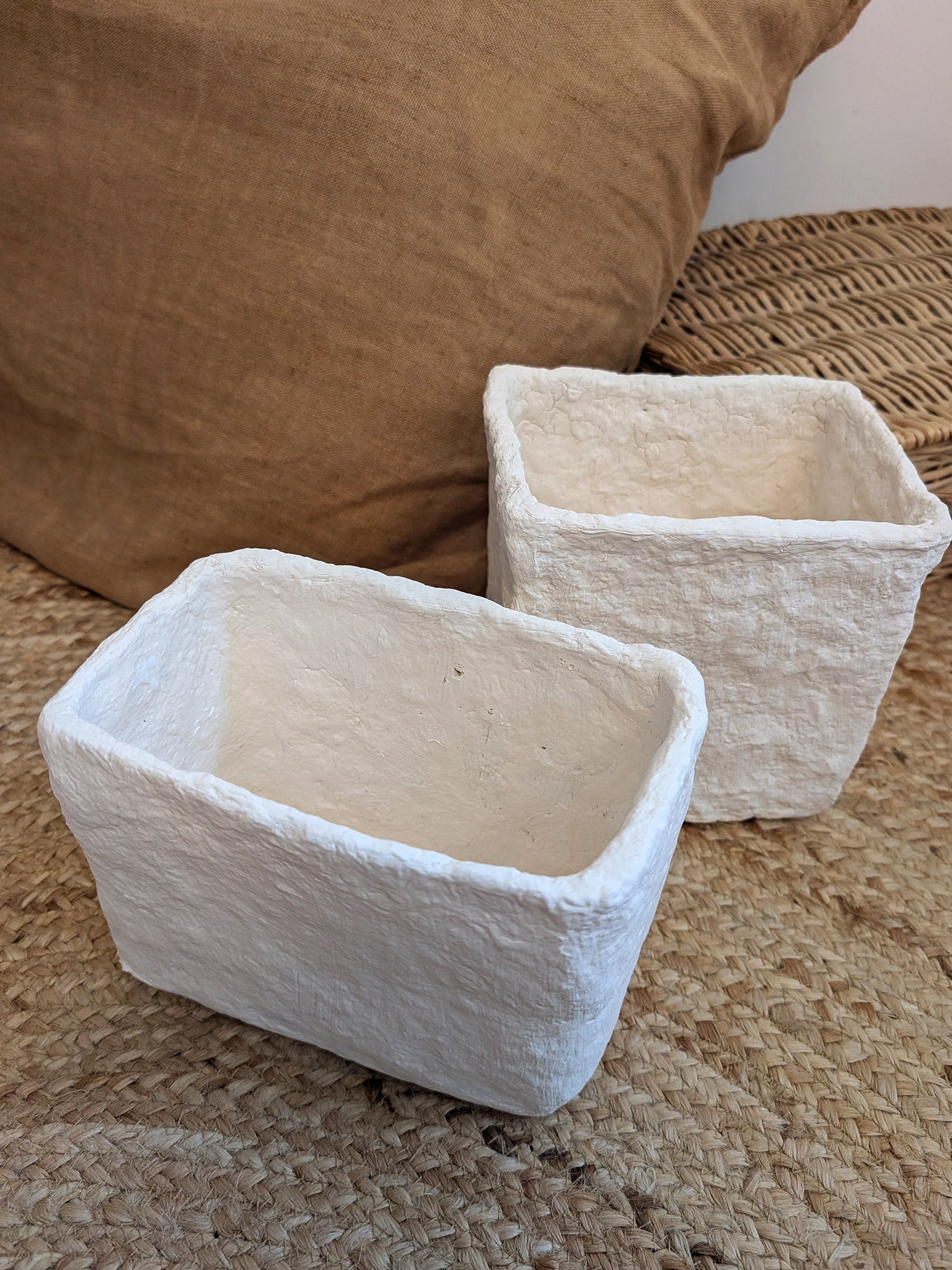 Papiermaché Vase - quadratisch - handgemachte Statement - Deko im Boho Stil - beige