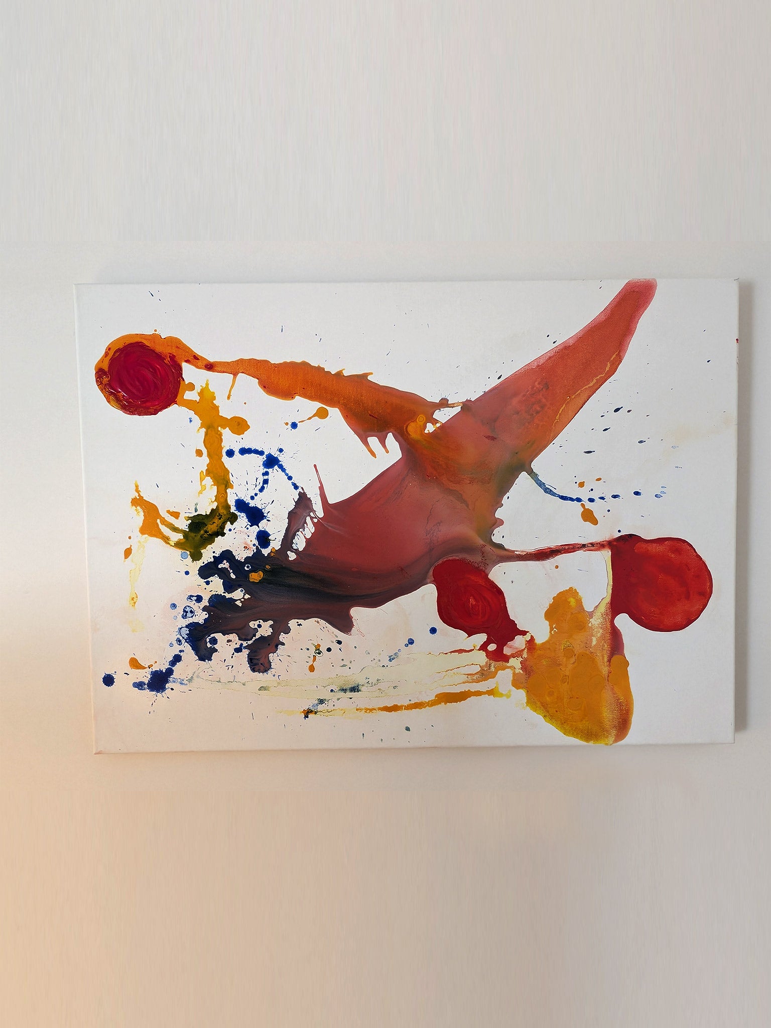 Farbenfrohes abstraktes Kunstwerk in Gelb, Rot und Blau - Ausdrucksstarke moderne Wandkunst