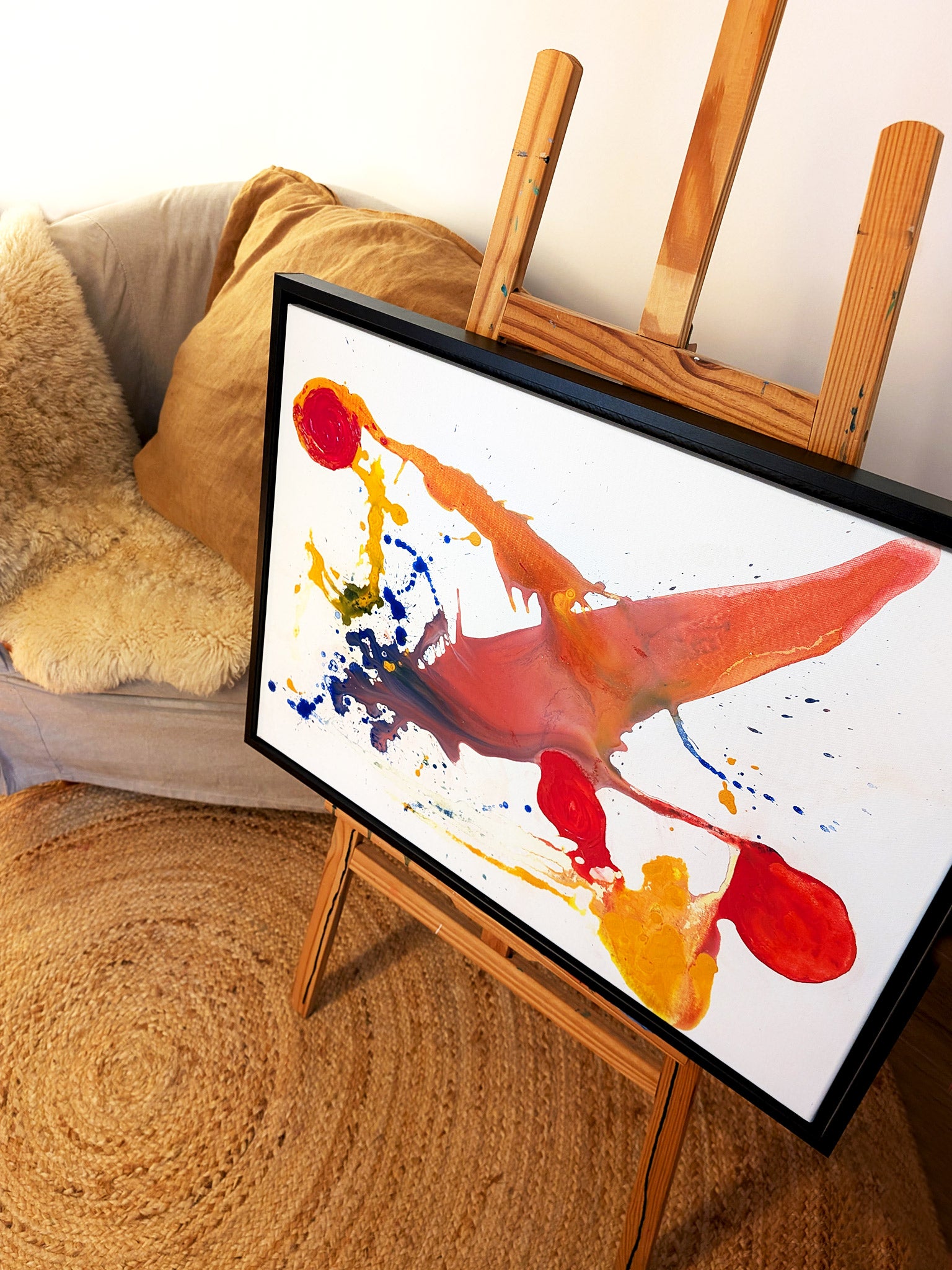 Farbenfrohes abstraktes Kunstwerk in Gelb, Rot und Blau - Ausdrucksstarke moderne Wandkunst