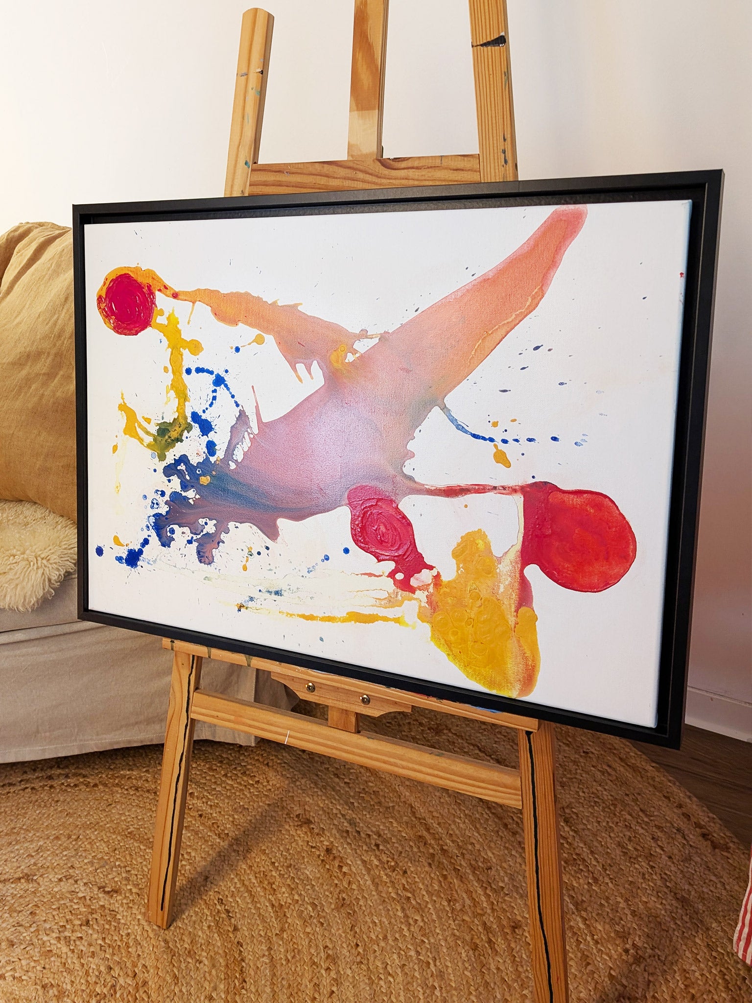 Farbenfrohes abstraktes Kunstwerk in Gelb, Rot und Blau - Ausdrucksstarke moderne Wandkunst