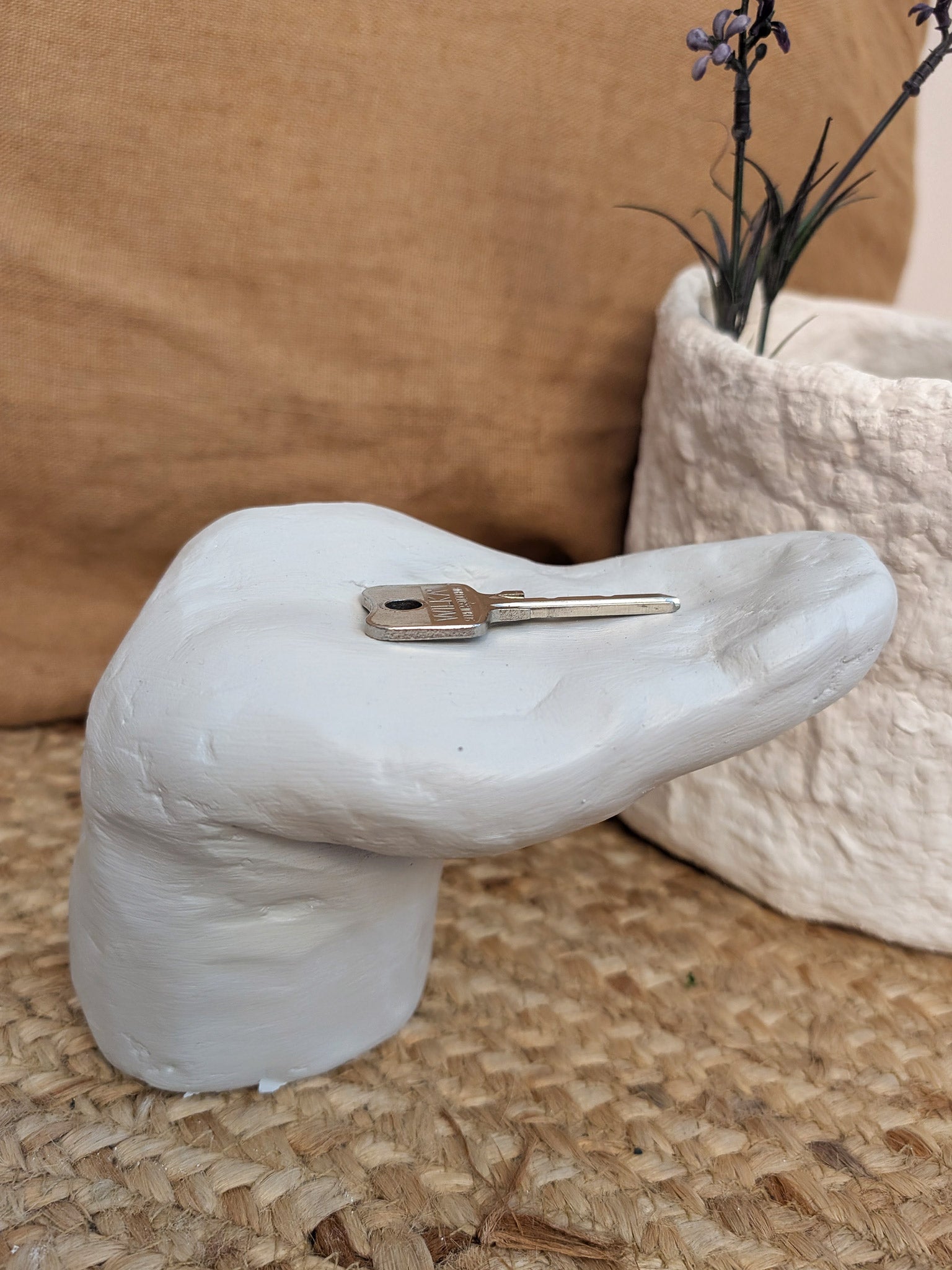 Moderne Hand - Figur aus Gips - kleine Dekofigur für stilvolle Wohnakzente - selfmade