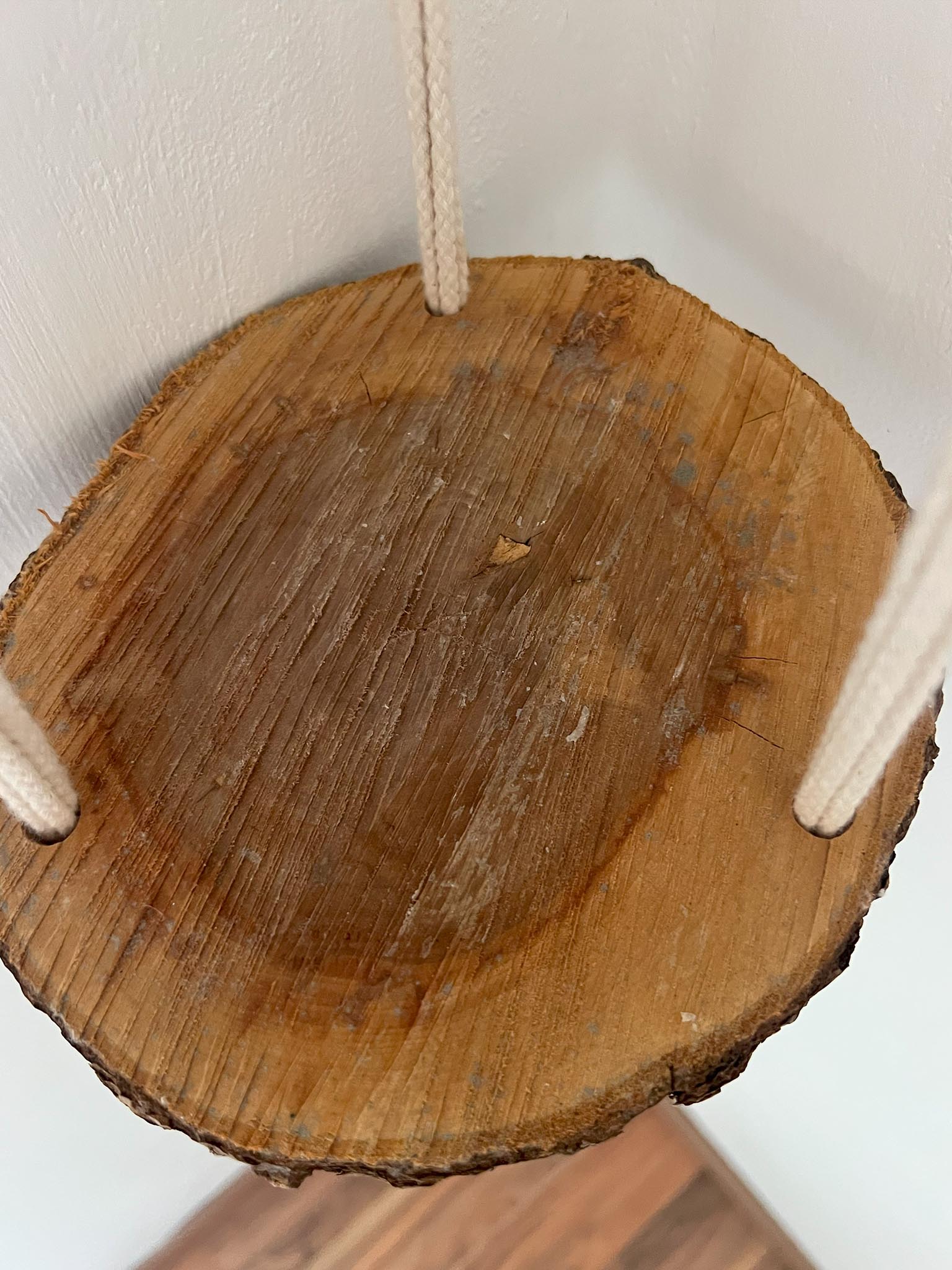 Makramee Holzscheibe - Natürliche Wanddeko im Boho Stil
