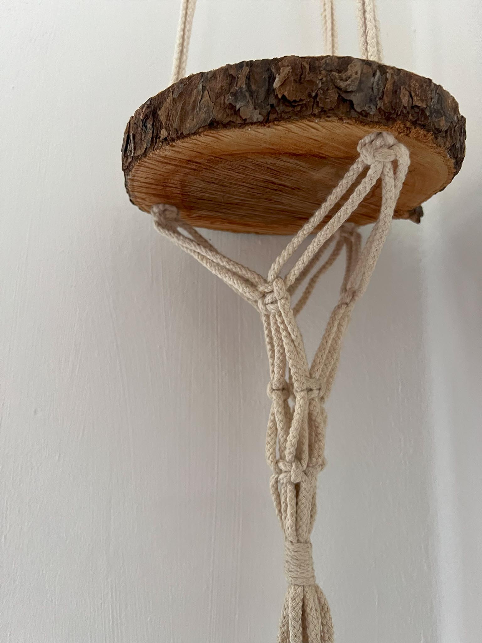 Makramee Holzscheibe - Natürliche Wanddeko im Boho Stil