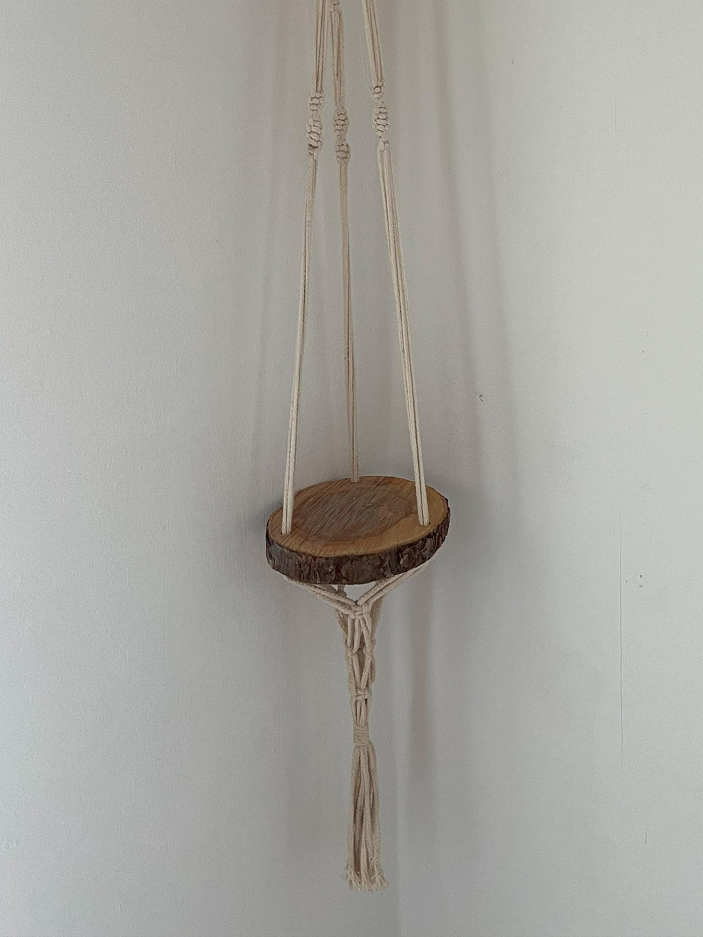 Makramee Holzscheibe - Natürliche Wanddeko im Boho Stil