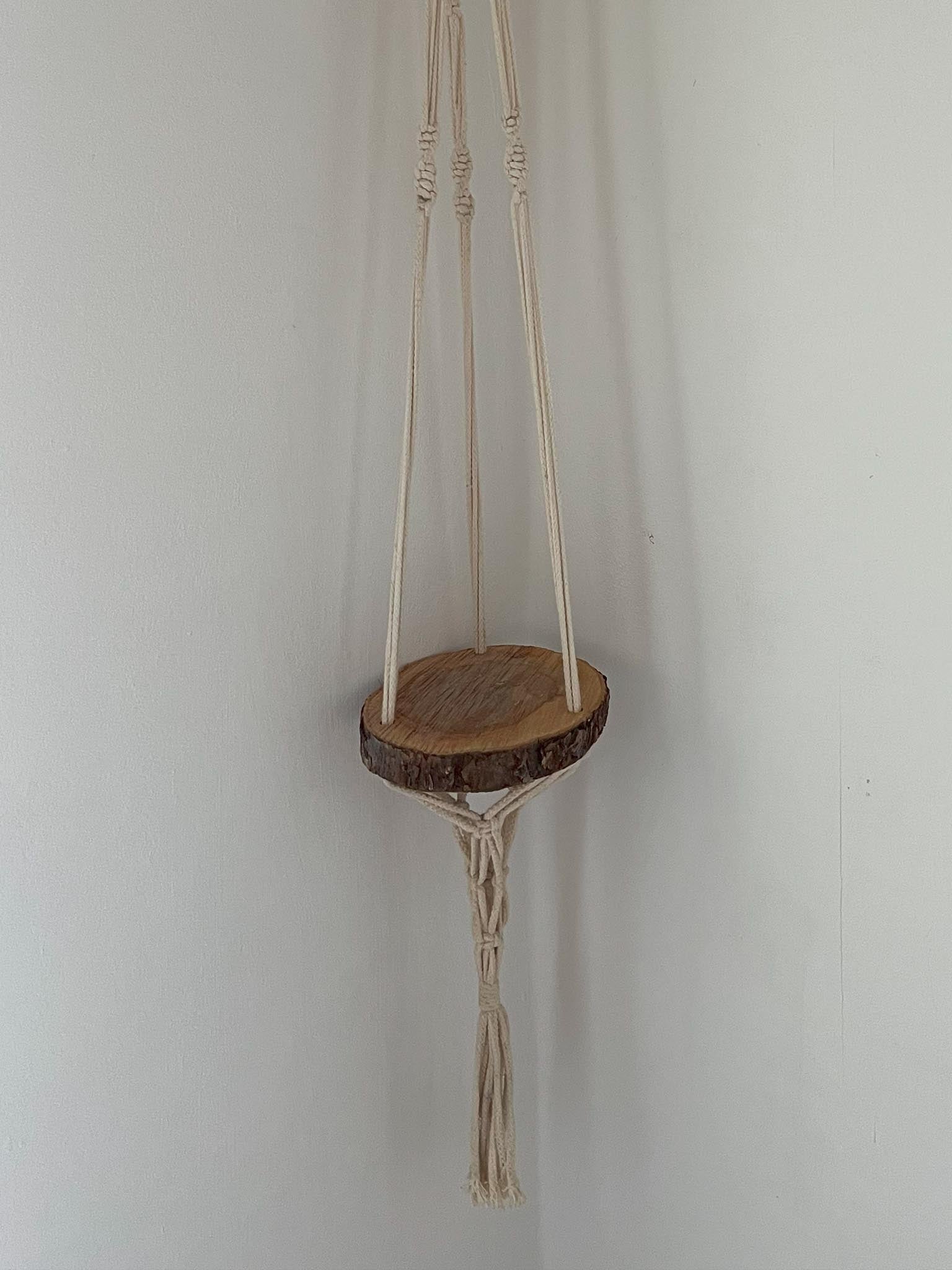 Makramee Holzscheibe - Natürliche Wanddeko im Boho Stil