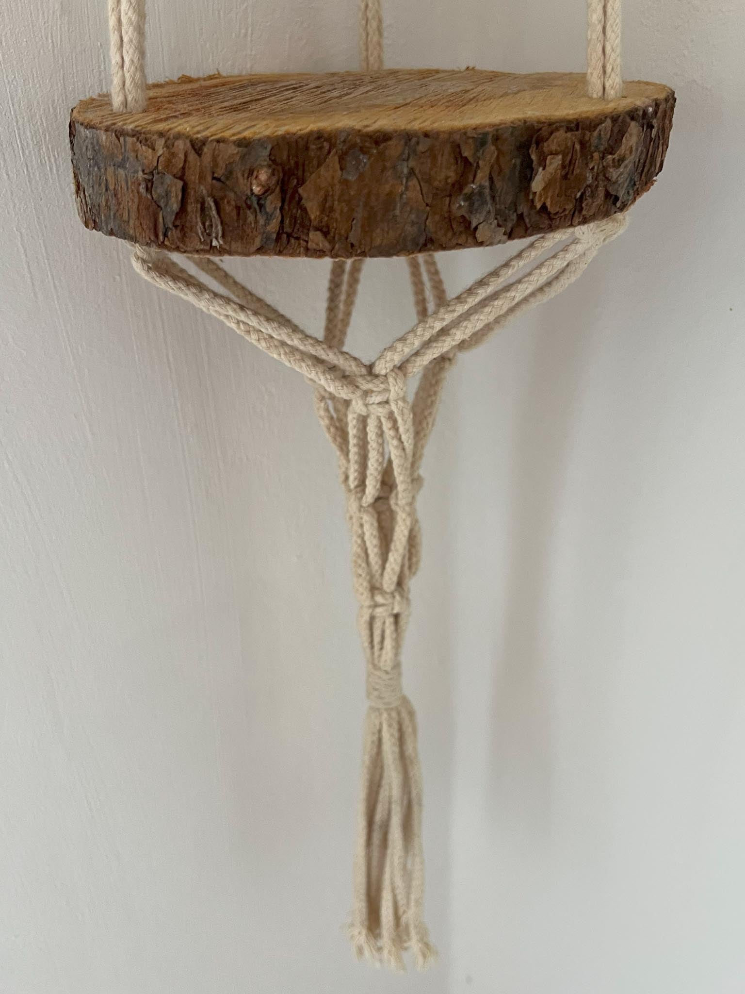 Makramee Holzscheibe - Natürliche Wanddeko im Boho Stil