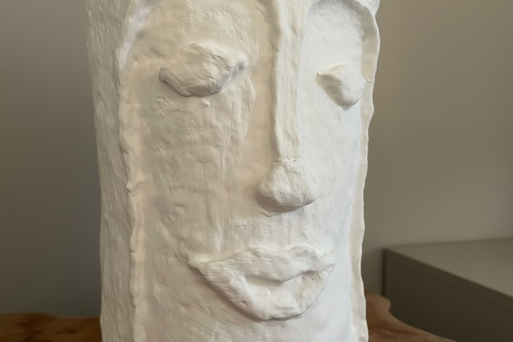 Papiermaché Vase - Gesicht - mittel - rund - handgemachte Statement - Deko im Boho Stil - beige