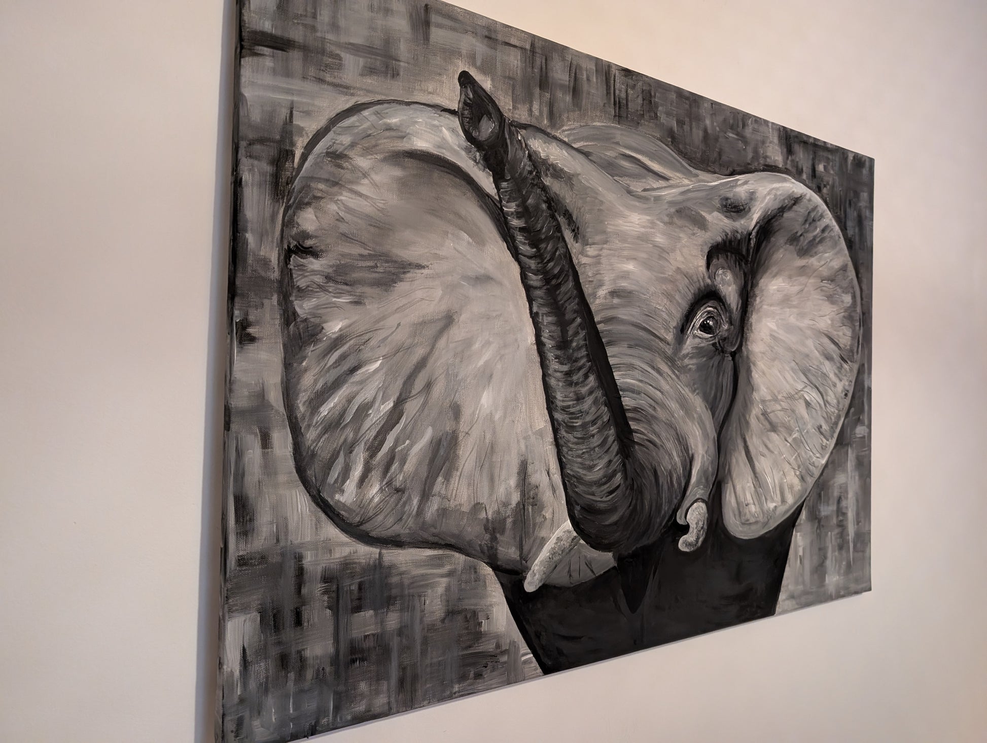 Großer freundlicher Elefant schwarz weiß